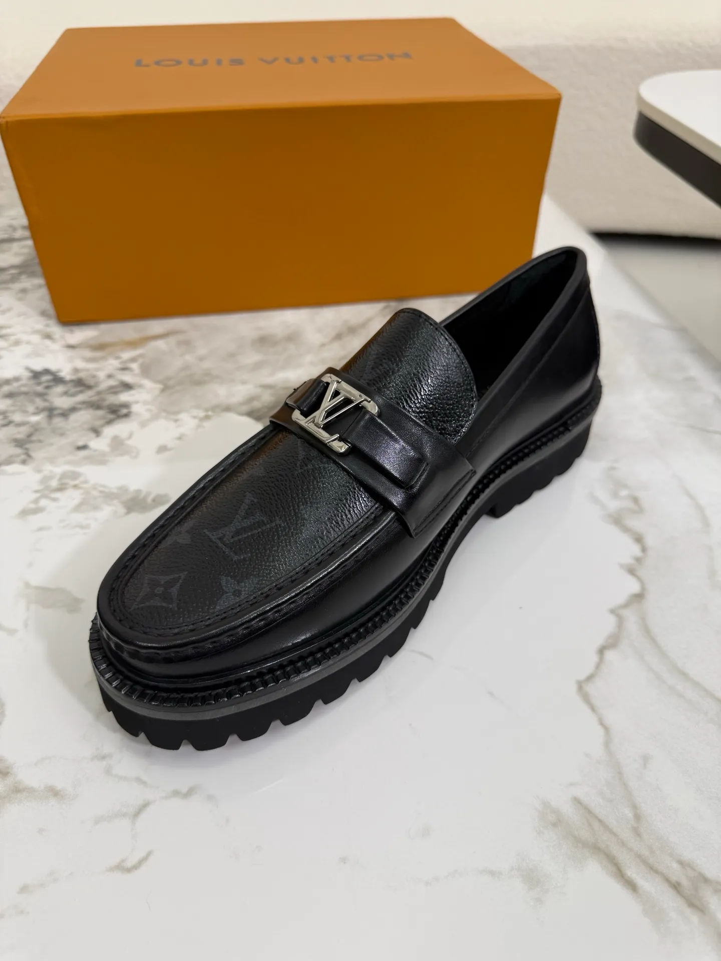 [L Family] Top P: 800💰 ▪️Size: 39-44 (38.45 custom-made) The top male god leather shoes Lv series are sold at the same time with original factory configuration, original cowhide fabric imported from Italy, soft and comfortable, imported water-dyed cow lining, soles: original ultra-light French foam outsole super comfortable, original factory with single goods 🔍🔍high quality, can be entered and exited at will, welcome to compare and synchronize.